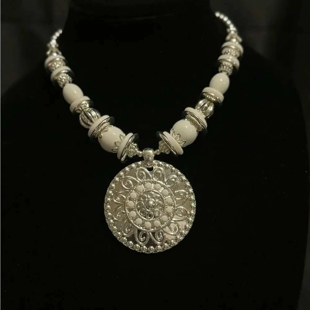 LIVE SHOW NECKLACE - Picture 11 of 14